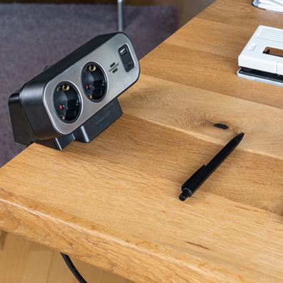 Steckdosenleiste von Brennenstuhl steht auf einem Tisch