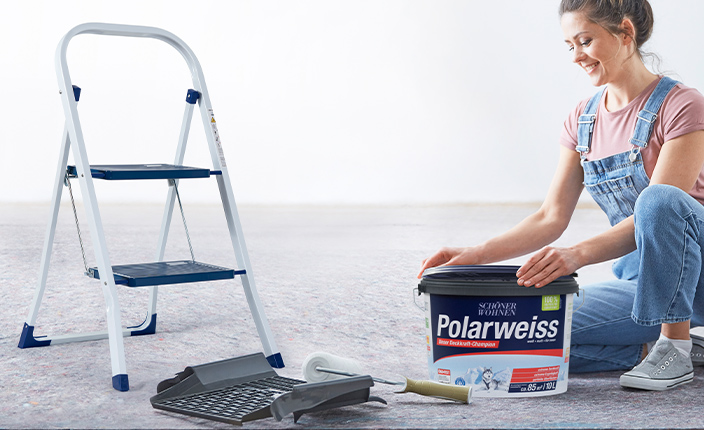 Malerin öffnet eine Polarweiss Farbe zum Ausmalen