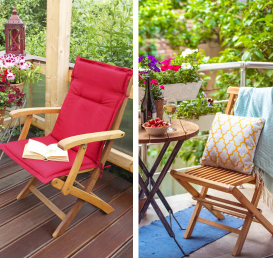 Zweigeteiltes Bild von Balkonstühlen aus Holz, der Stuhl in der linken Bildhälfte hat Armlehnen und eine rote Auflage, der Stuhl auf der rechten Bildhälfte steht an einem kleinen Klapptisch, hat keine Armlehnen, es hängt eine Decke über der Rückenlehne und es liegt ein Kissen auf dem Stuhl