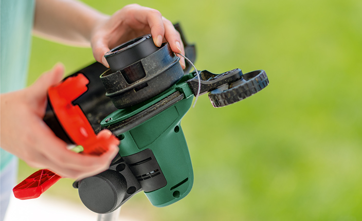 Jemand rollt einen Trimmer auf