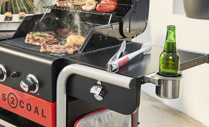 Ein Grill mit Grillzeug drauf von Char-Broil