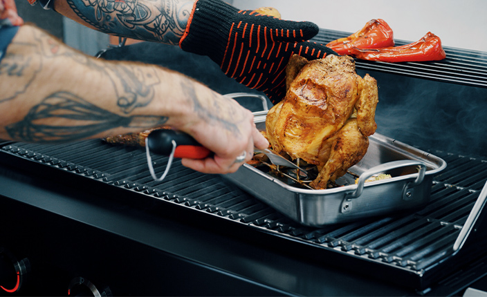 jemand dreht ein Hänchen um auf einem