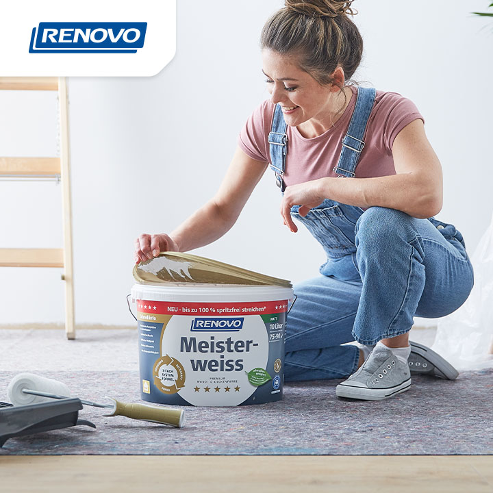 Frau öffnet Farbeimer der Marke RENOVO