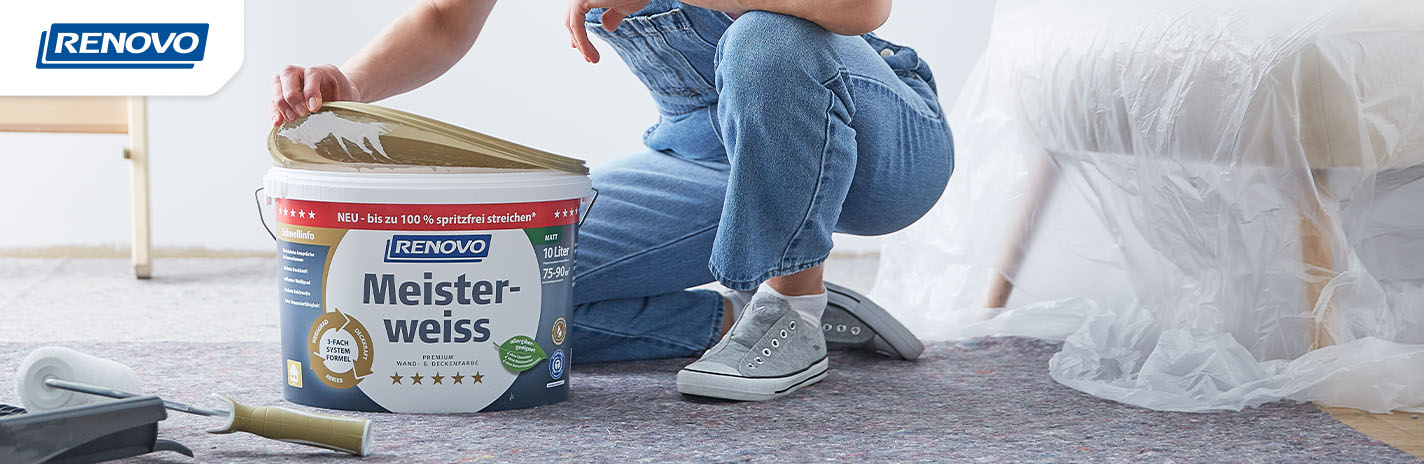 Frau öffnet Farbeimer der Marke RENOVO