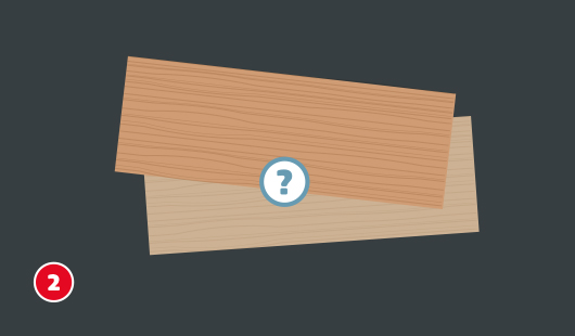 Zwei übereinanderliegende Holzlatten vor dunklem Hintergrund. In der Mitte ein blau umrandetes Fragezeichen.