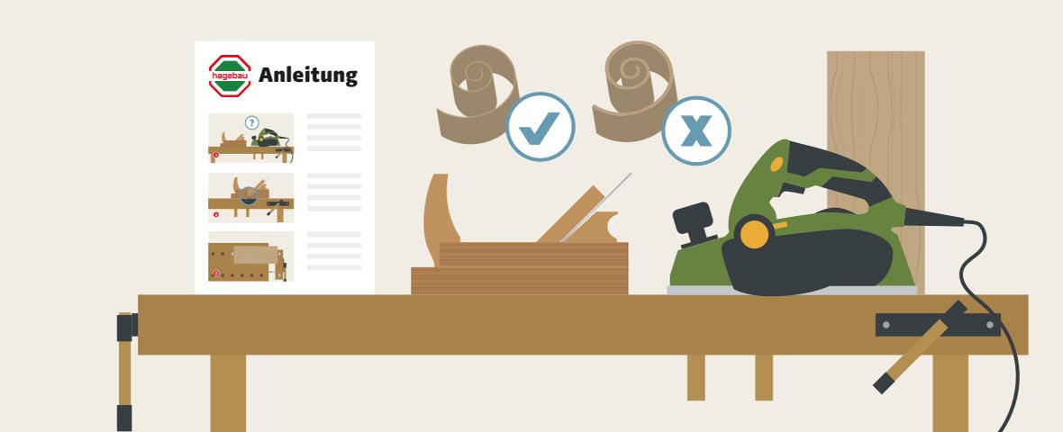 Eine schematische Darstellung zeigt eine Hobelbank mit einem Elektrohobel, mehreren Holzbrettern und unterschiedlich geformten Holzspänen. Ein Häkchensymbol kennzeichnet einen gleichmäßigen Span als korrekt, ein X-Symbol weist auf einen ungeeigneten Span hin. Links ist eine gedruckte Anleitung mit drei bebilderten Schritten zu sehen. Rechts steht ein aufrecht gestelltes Brett neben dem Hobelgerät, das an der Tischkante eingespannt ist