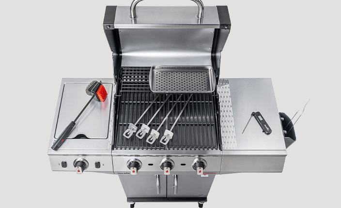 Ein Stahl Grill im Vordergrund