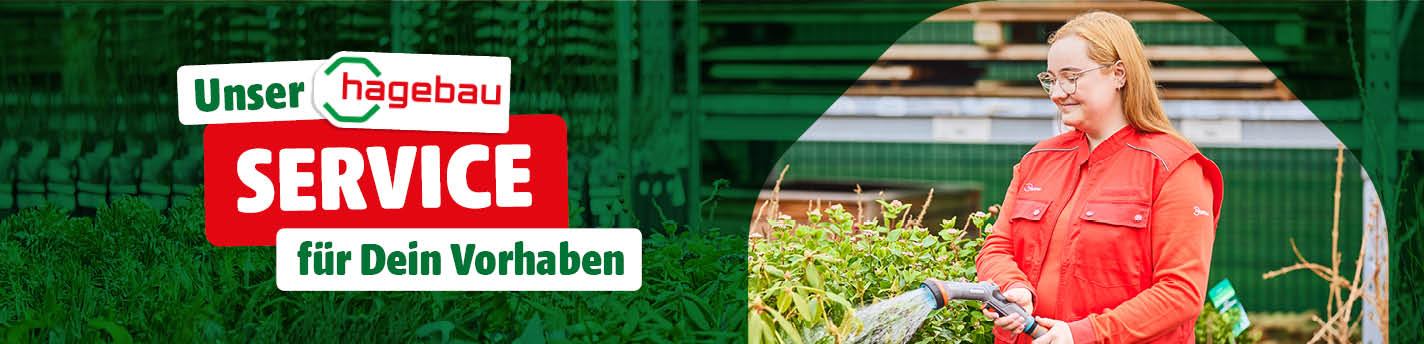 Unser hagebau Service für Dein Vorhaben. Eine Baumarktmitarbeiterin bewässert die Pflanzen im Baumarkt.