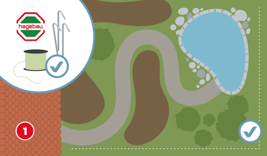 Zaunpfosten-setzen-Schritt-1.jpg Illustration mit dem Titel „Schritt 1“ einer Bauanleitung von Hagebau. Im Zentrum ist eine Karte mit Wegen, Beeten, Bäumen und einem Teich dargestellt. Links oben zeigt ein Kreis eine Hagebau-Grafik mit einer Spule Gartenschnur und zwei Metallstäben mit Haken – markiert mit einem Häkchen. Diese Elemente sollen verwendet werden, um die Fläche abzustecken, was auf der Karte durch eine gestrichelte Linie dargestellt ist.