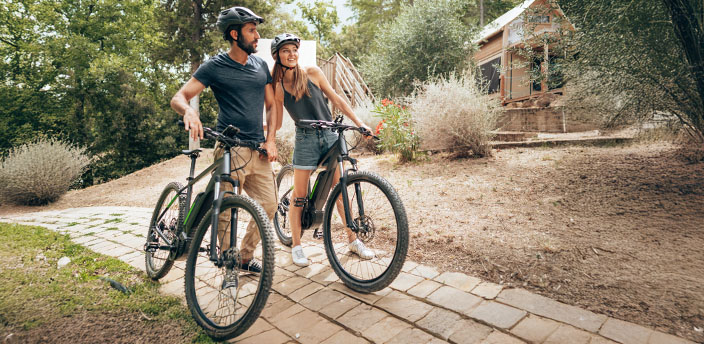 Eine Frau und ein Mann mit E-Bikes