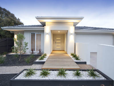 Modernes, gut beleuchtetes Einfamilienhaus mit sicherem Eingangsbereich zur Abschreckung von Einbrechern..