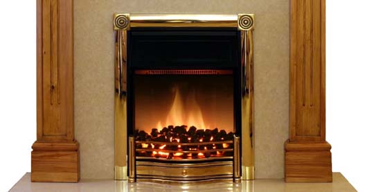 Ein geschlossener Kaminofen mit goldfarbenem Rahmen und Holzverkleidung