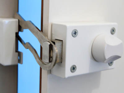 Zusatzschloss mit Sicherungsbügel an einer Tür als Einbruchschutz.