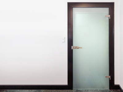 Foto einer Glastür mit schwarzem Rahmen in einer weißen Wand