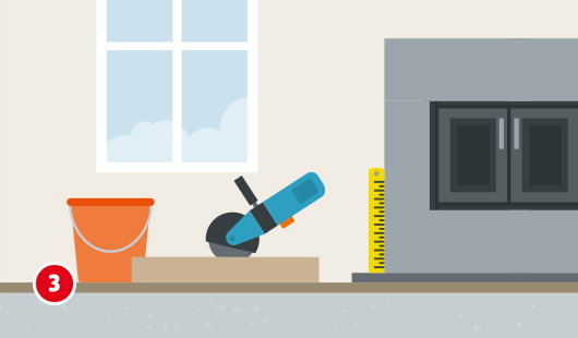 Illustration mit dem Titel „Schritt 3“ einer Hagebau-Anleitung zur Kaminverkleidung. Vor dem bereits grundverkleideten Kaminofen liegt eine feuerfeste Verkleidungsplatte, die mit einer elektrischen Trennscheibe (Flex) zugeschnitten wird. Ein Eimer steht daneben, ein Zollstock lehnt am Ofen.