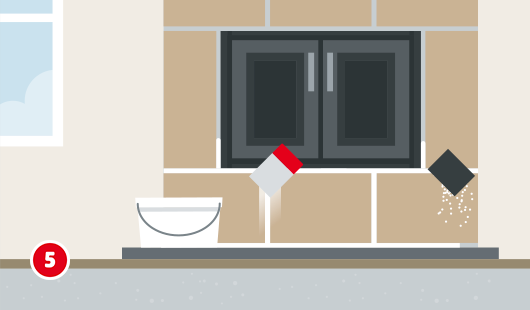 Illustration mit dem Titel „Schritt 5“ einer Hagebau-Anleitung zur Kaminverkleidung. Die Verkleidungsplatten rund um den Kaminofen sind vollständig angebracht. Mit einer Fugekelle wird Fugenspachtelmasse in die Zwischenräume eingebracht, daneben wischt ein Schwamm überschüssiges Material ab. Ein Eimer mit Wasser steht bereit.