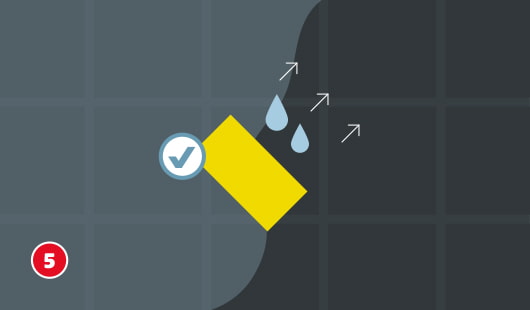 Illustration zum fünften Schritt beim Verfugen von Fliesen. Ein gelber Schwamm wischt mit Wasser diagonal über die verfugte Fliesenfläche. Wassertropfen und Pfeile zeigen die Reinigungsbewegung.