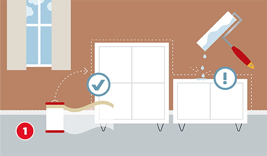 Illustration von Möbeln in einem Raum, die mit Folie vor dem Streichen abgedeckt wurde, über den Möbeln ist eine tropfende Farbrolle zu sehen