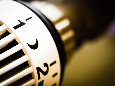 Eine nahaufnahme eines Heizkörperthermostat, das auf Stufe zwei eingestellt ist