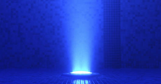 Eine blaue Unterwasserleuchte strahlt vom Boden eines Pools nach oben. Die Umgebung ist in tiefes Blau getaucht, die Wände sind mit kleinen Mosaikfliesen bedeckt.