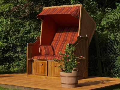 Ein Strandkorb auf einer Terrasse mit Holzboden