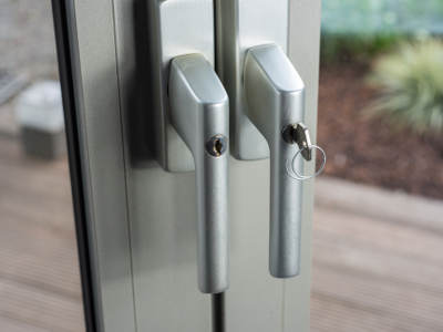 Fenstergriffe mit integrierter Alarmanlage und Schließzylinder zur Erhöhung der Sicherheit.